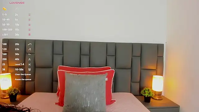 Snapshot of SaraOspinna chatting on 10.16.25 SaraOspinna online show from 10.16.25