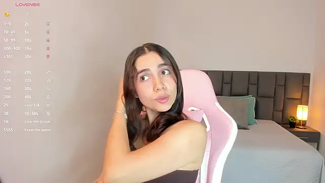 Snapshot of SaraOspinna chatting on 10.23.25 SaraOspinna online show from 10.23.25