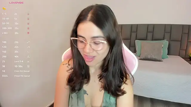 Snapshot of SaraOspinna chatting on 10.24.25 SaraOspinna online show from 10.24.25