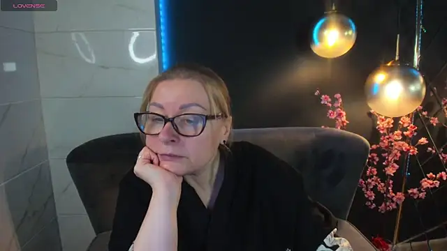 AlexandraKind online show from 01.05.25