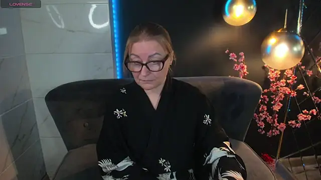 AlexandraKind online show from 01.05.25