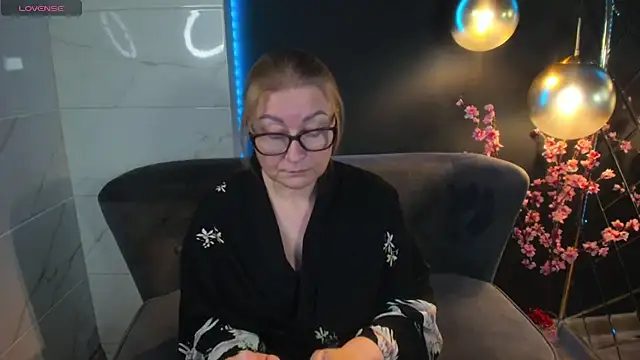 AlexandraKind online show from 01.05.25
