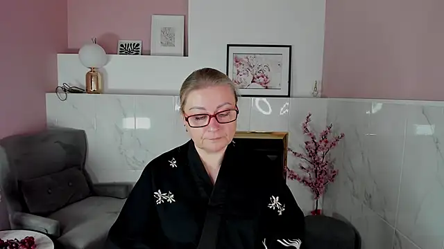 AlexandraKind online show from 10.04.25