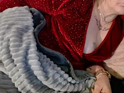 Snapshot of housewife_shantie chatting on 02.14.25 housewife shantie online show from 02.14.25