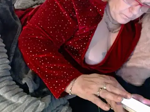 Snapshot of housewife_shantie chatting on 02.14.25 housewife shantie online show from 02.14.25