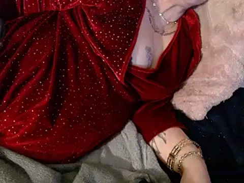 Snapshot of housewife_shantie chatting on 02.14.25 housewife shantie online show from 02.14.25