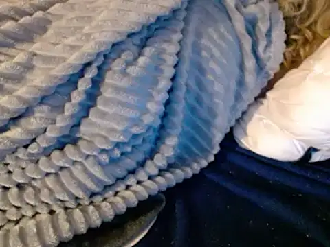 Snapshot of housewife_shantie chatting on 02.15.25 housewife shantie online show from 02.15.25