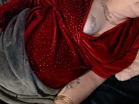 Snapshot of housewife_shantie chatting on 02.15.25 housewife shantie online show from 02.15.25