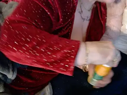 Snapshot of housewife_shantie chatting on 02.15.25 housewife shantie online show from 02.15.25