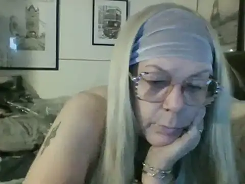 Snapshot of housewife_shantie chatting on 03.12.25 housewife shantie online show from 03.12.25