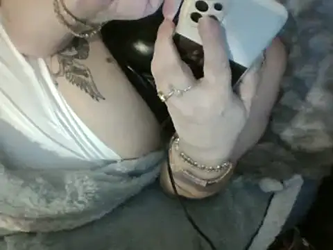 Snapshot of housewife_shantie chatting on 03.15.25 housewife shantie online show from 03.15.25