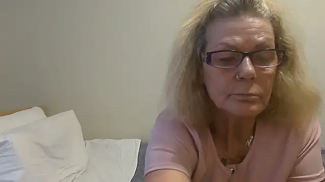 Snapshot of housewife_shantie chatting on 09.26.25 housewife shantie online show from 09.26.25