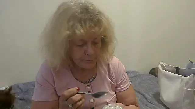 Snapshot of housewife_shantie chatting on 09.27.25 housewife shantie online show from 09.27.25