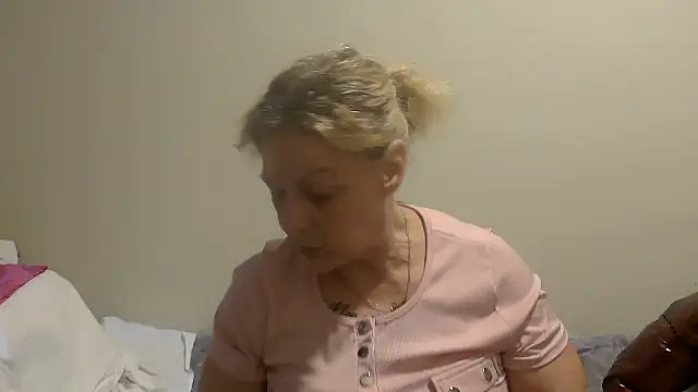 Snapshot of housewife_shantie chatting on 10.05.25 housewife shantie online show from 10.05.25