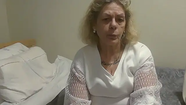 Snapshot of housewife_shantie chatting on 10.09.25 housewife shantie online show from 10.09.25