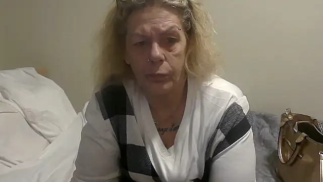 Snapshot of housewife_shantie chatting on 10.10.25 housewife shantie online show from 10.10.25