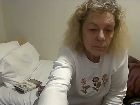 Snapshot of housewife_shantie chatting on 10.24.25 housewife shantie online show from 10.24.25