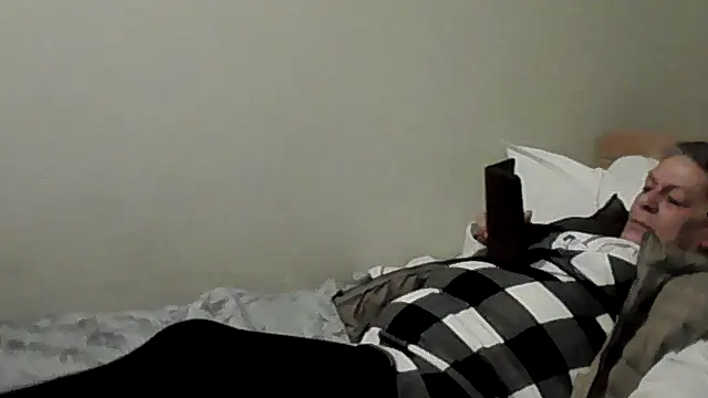 Snapshot of housewife_shantie chatting on 10.31.25 housewife shantie online show from 10.31.25