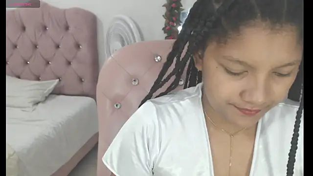 Snapshot of elly_willis chatting on 01.01.25 elly willis online show from 01.01.25
