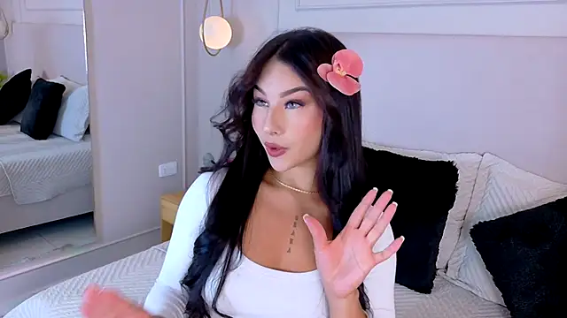 Snapshot of EymiCuper chatting on 10.20.25 EymiCuper online show from 10.20.25