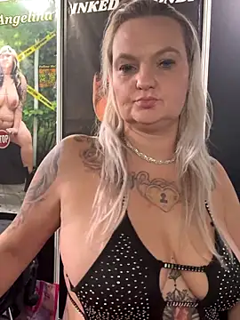 Snapshot of Inked_blondi chatting on 09.25.25 Inked blondi online show from 09.25.25