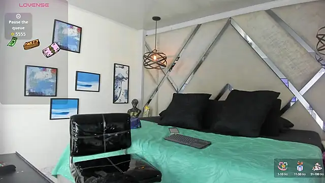 Pandora Rey2 online show from 10.10.25