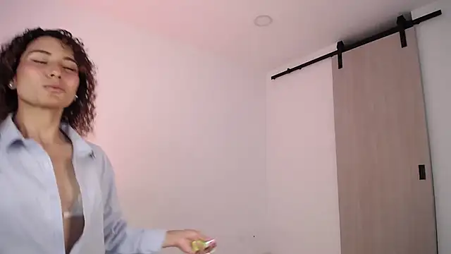 Snapshot of varenkaivanova_22 chatting on 09.21.25 varenkaivanova 22 online show from 09.21.25