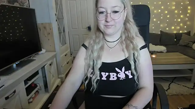 Snapshot of Lillyloo_ chatting on 10.06.25 Lillyloo online show from 10.06.25