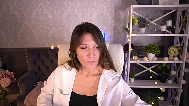 DreamyLinaa online show from 12.13.24