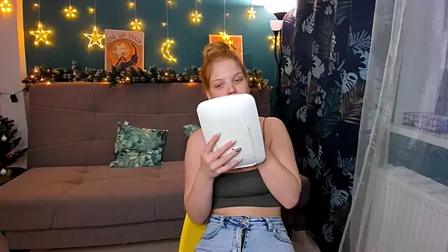 Snapshot of Xloe_Queen chatting on 12.22.24 Xloe Queen online show from 12.22.24