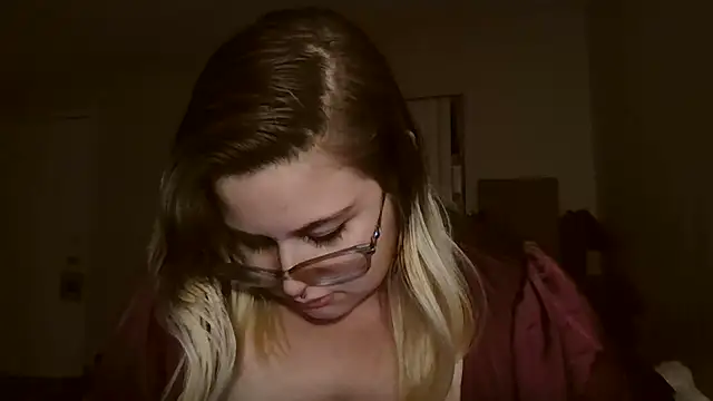 Snapshot of HoneyBear19 chatting on 12.23.24 HoneyBear19 online show from 12.23.24