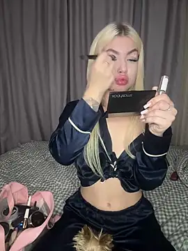 Snapshot of Cute_Barbieee_ chatting on 12.12.24 Cute Barbieee online show from 12.12.24