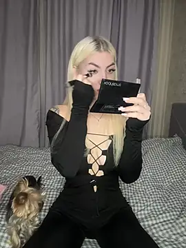 Snapshot of Cute_Barbieee_ chatting on 12.16.24 Cute Barbieee online show from 12.16.24