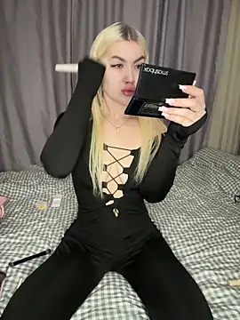 Snapshot of Cute_Barbieee_ chatting on 12.19.24 Cute Barbieee online show from 12.19.24