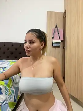 Snapshot of mia_quispe chatting on 12.17.24 mia quispe online show from 12.17.24