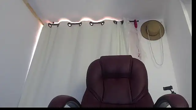 Snapshot of Xileny-Halliwey chatting on 02.08.26 Xileny-Halliwey online show from 02.08.26