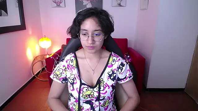 Lili Gomez  online show from 02.15.25