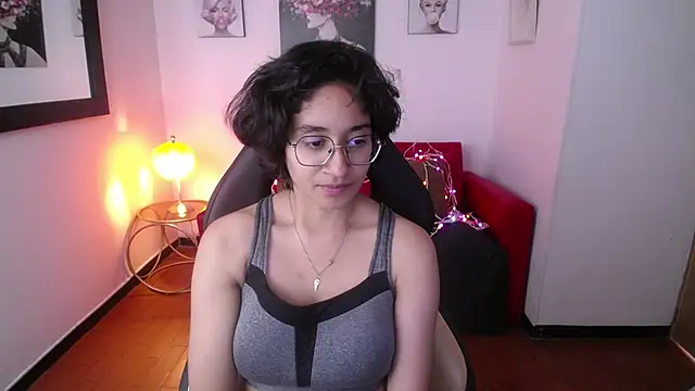 Lili Gomez  online show from 02.18.25