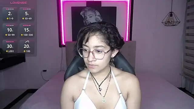 Lili Gomez  online show from 09.25.25