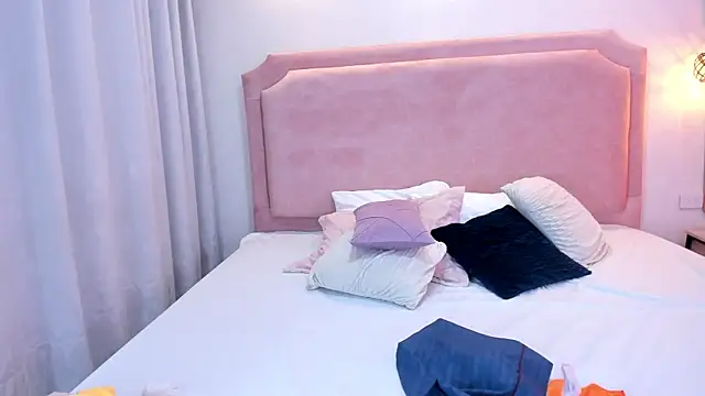 sophiawhite   online show from 03.05.25