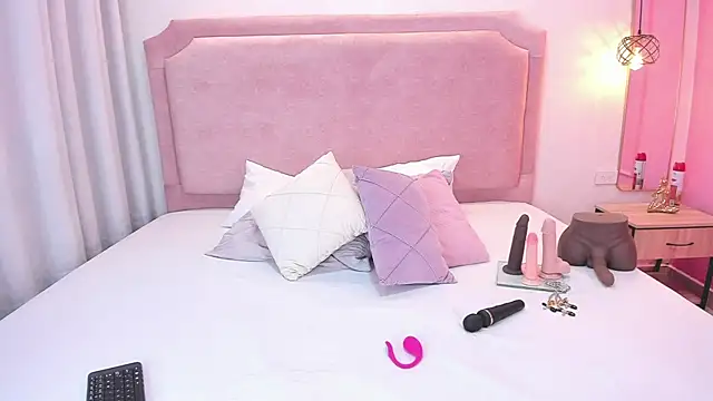 sophiawhite   online show from 03.19.25