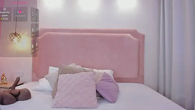 Snapshot of sophiawhite__ chatting on 09.30.25 sophiawhite online show from 09.30.25