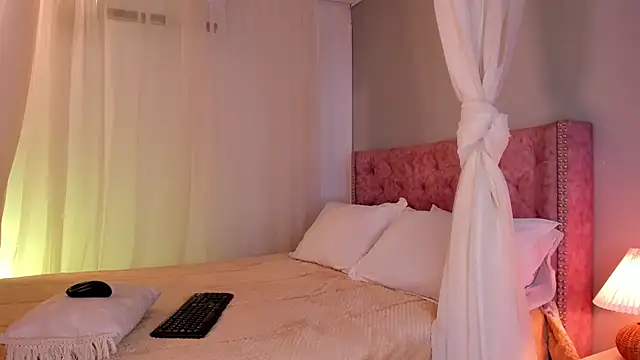 Lia Sweett  online show from 01.16.25