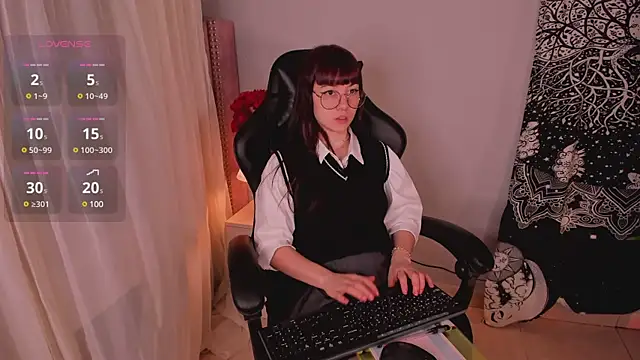 Lia Sweett  online show from 02.28.25