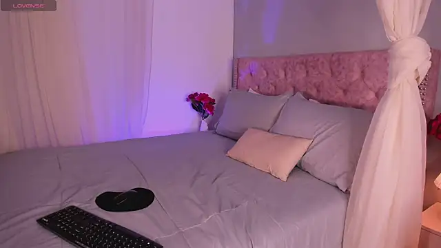 Lia Sweett  online show from 03.03.25