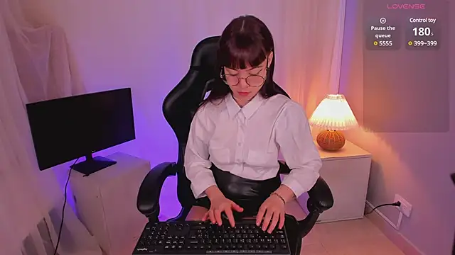 Lia Sweett  online show from 03.12.25