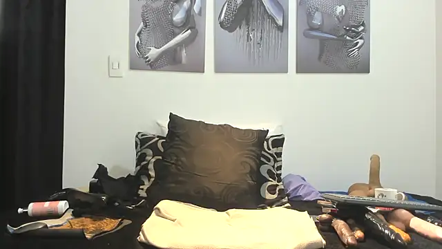 Snapshot of Roxanne_squirt chatting on 03.17.25 Roxanne squirt online show from 03.17.25