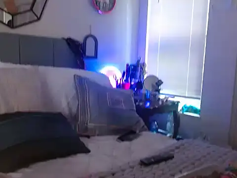 Hollyhudson123 online show from 09.17.25