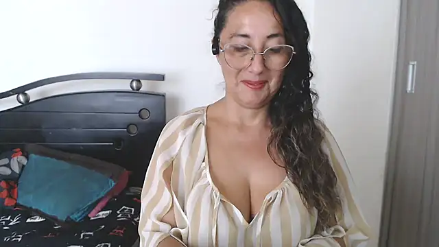 Snapshot of naugthyshanoon chatting on 03.11.25 naugthyshanoon online show from 03.11.25