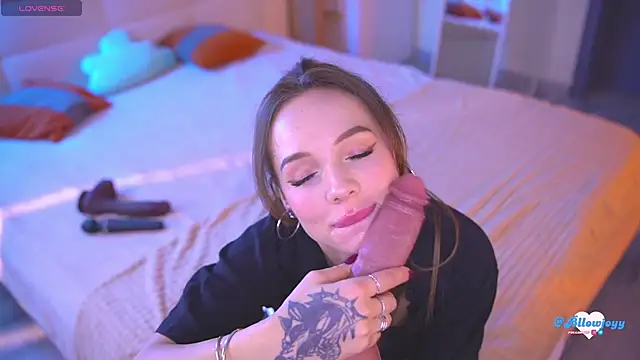 Snapshot of Bllowjoyy chatting on 10.13.25 Bllowjoyy online show from 10.13.25